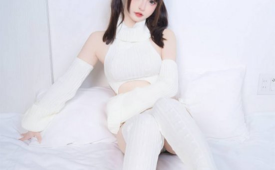 极简魅力：神楽坂真冬穿上“斩男毛衣”引领cosplay风潮