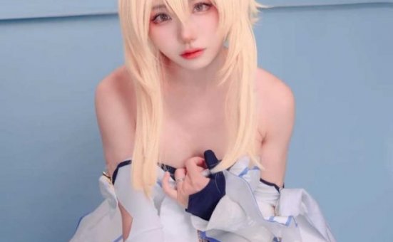 草莓羽衣·荧COS：演绎原神世界旅行者的奇幻与魅力