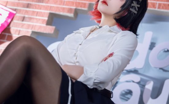 流一_喵喵喵喵喵喵艾莲COS:演绎小鲨鱼的懒散与性感