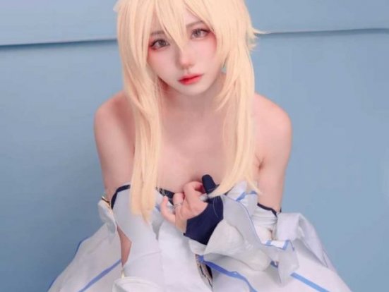 草莓羽衣·荧COS:演绎原神世界旅行者的奇幻与魅力