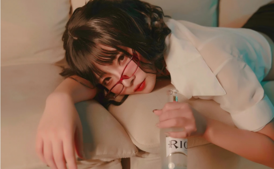 yuuhui玉汇《宿醉》的醉态与情感释放