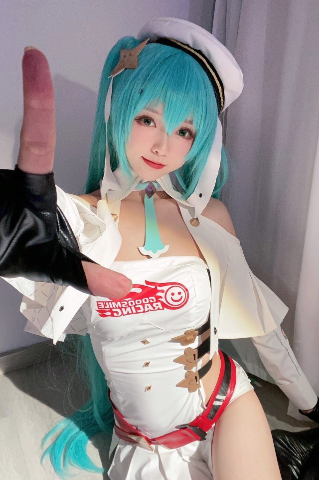 大大卷卷小卷cos“Racing Miku 2023”初音未来,速度与可爱的交错