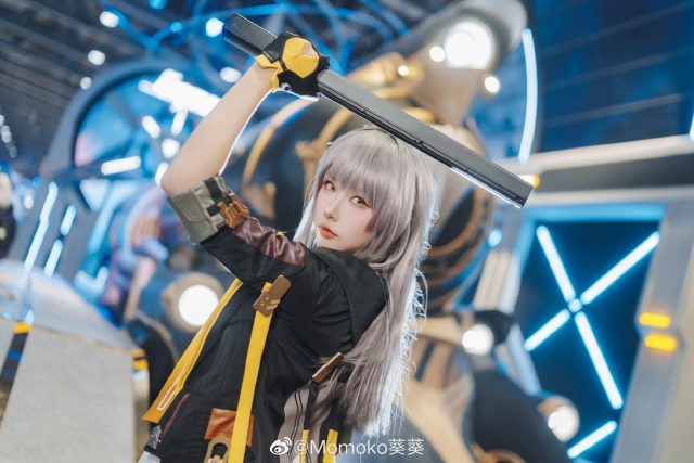 Momoko葵葵cos《崩坏:星穹铁道》开拓者·星,星辰闪耀英姿飒爽