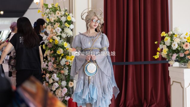 阿包也是兔娘cos《第五人格》艾玛·伍兹,演绎美丽可爱的园丁