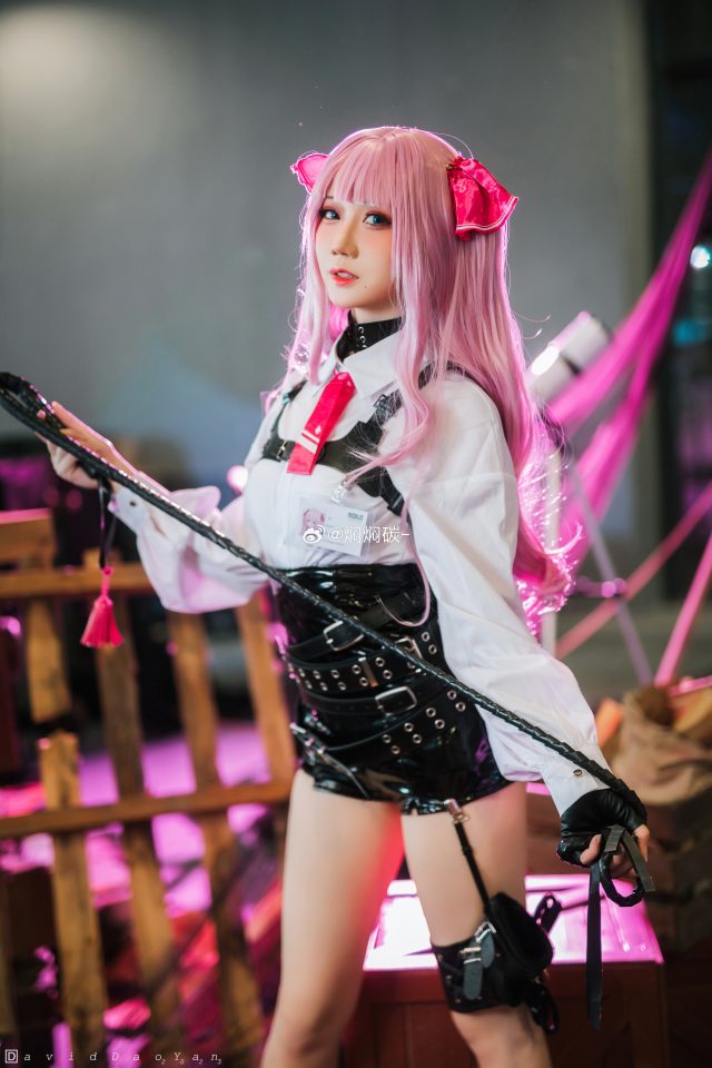 焖焖碳cos《胜利女神:妮姬》尤妮,魅力四射闪耀嘉年华