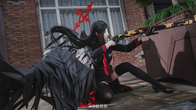 如月灰cos《蔚蓝档案》 羽川莲见，性感裙摆舞动古典街角