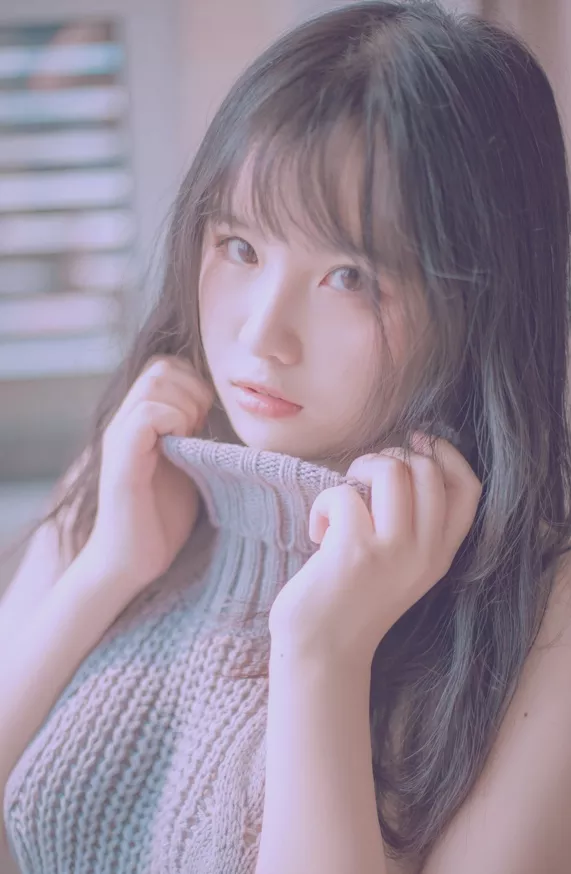 美图欣赏丨Coser阿半今天很开心-露背毛衣[28P-157MB]