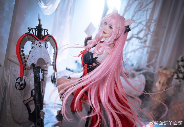面饼仙儿鸿雪COS：明日方舟红黑配色下的冷静狙击与克制锋芒