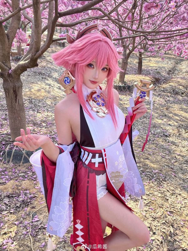 樱花光影中的大狐狸:瓜希酱COS演绎八重神子的优雅与狡黠