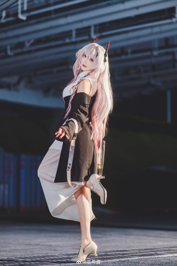 明日方舟瓜希酱COS：完美演绎夜色中温柔而克制的特蕾西娅