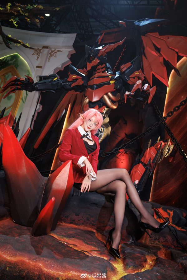 当碧蓝航线女王降临战场:瓜希酱演绎约克公爵COS的压场魅力