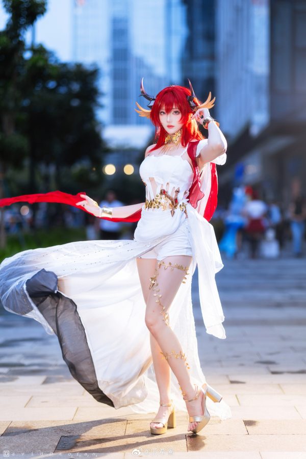 明日方舟火焰战士现实降临:瓜希酱COS史尔特尔的冷艳与力量