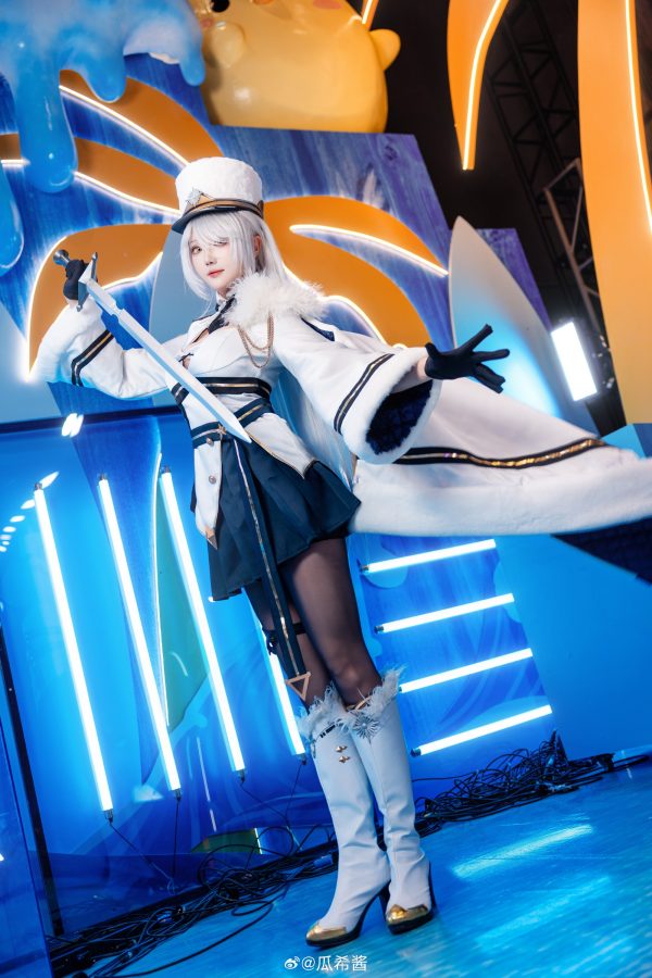 瓜希酱基洛夫COS:碧蓝航线冷艳指挥官白色军装尽显舰娘威仪