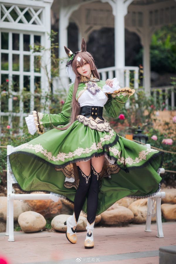 大小姐今天在花园里散步:瓜希酱cos演绎里见光钻的优雅与华丽