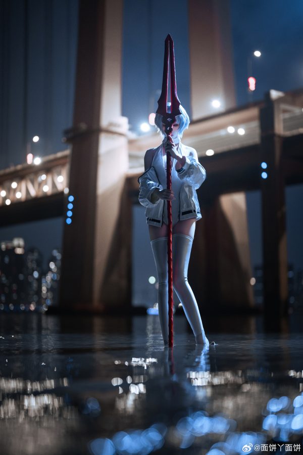 面饼仙儿白色战斗服COS:水面与霓虹之间,她是安静的绫波丽