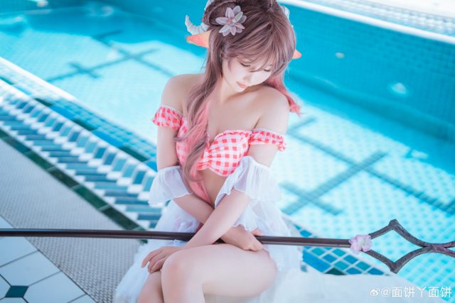 面饼仙儿艾雅法拉COS:明日方舟当火山学少女遇见夏日泳池