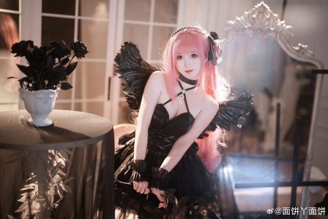 黑翼与白羽之间:面饼仙儿COS胜利女神桃乐丝的双面天使美学