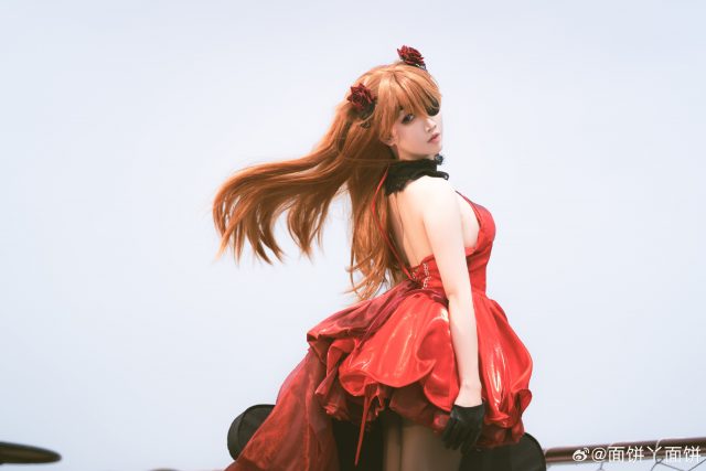 红色舞台的邀请函：面饼仙儿cos演绎胜利女神明日香的优雅与锋芒