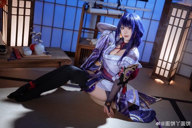 雷光未落威仪先至：面饼仙儿COS演绎雷电将军的威仪与冷艳气场