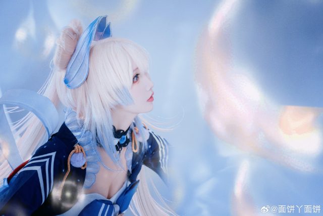 光影下的梦幻演绎：面饼仙儿COS珊瑚宫心海温柔与优雅的极致