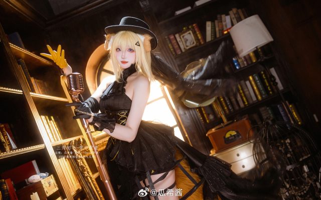 笼中歌者瓜希酱COS：三角初华黑色礼服与舞台光影的绝美演绎