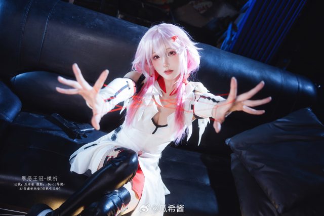 瓜希酱楪祈COS：完美演绎罪恶王冠冷艳少女的神秘与坚毅