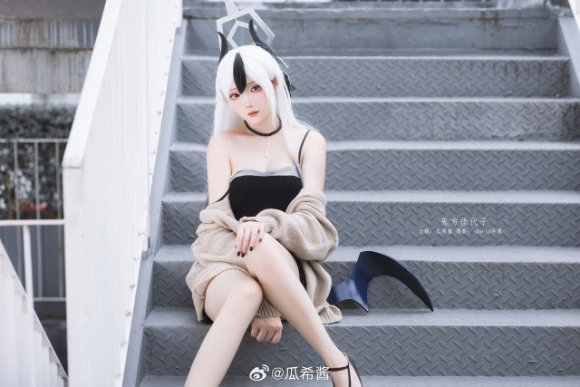 瓜希酱鬼方佳代子COS：吊带裙针织毛衣打造最有距离感的日常