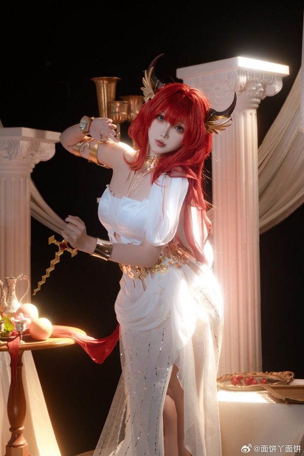 音律联觉面饼仙儿COS：史尔特尔冷艳神性与舞台张力的极致融合