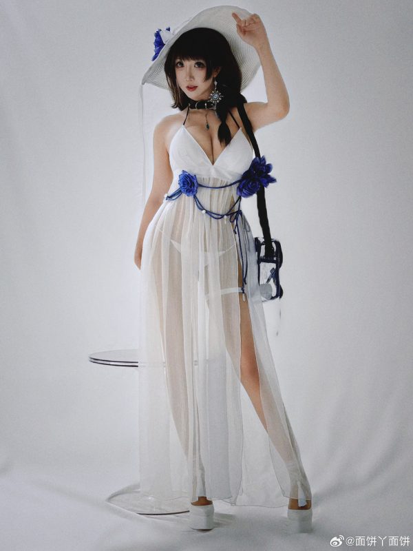 胜利女神面饼仙儿COS：演绎比基尼版梅里的温柔与理性张力