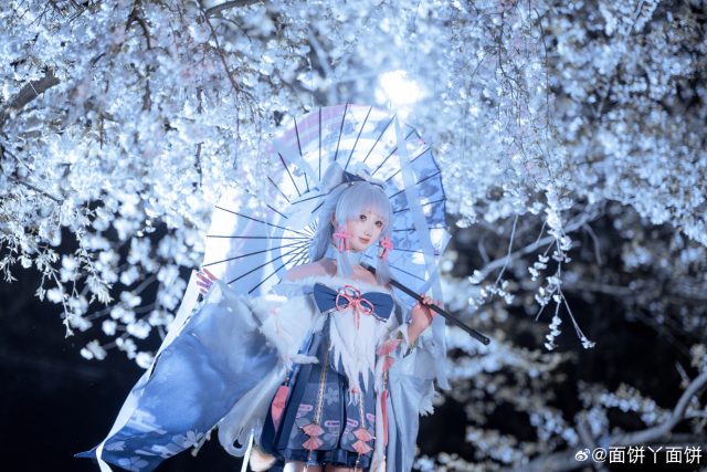面饼仙儿神里绫华COS：夜樱之下一场关于克制之美的优雅演绎