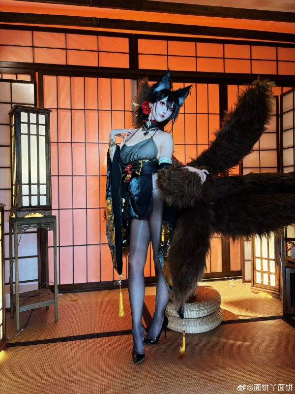 面饼仙儿近江COS赏析：演绎碧蓝航线九尾狐的优雅与性感魅力