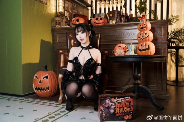 面饼仙儿魅魔COS赏析：演绎黑色皮质，俏皮动作与万圣节氛围