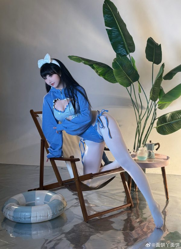 面饼仙儿鲨鱼COS赏析:演绎丝袜泳装版鲨鱼少女的俏皮与可爱