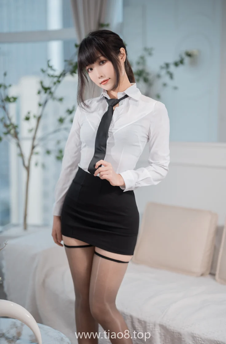 汪知子办公OL,午休时工位上发呆的她真好看~