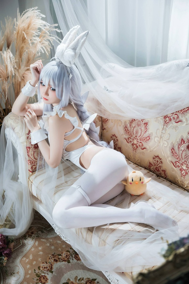 碧蓝航线兔子恶毒COS:焖焖碳演绎冷白梦境中的慵懒少女感