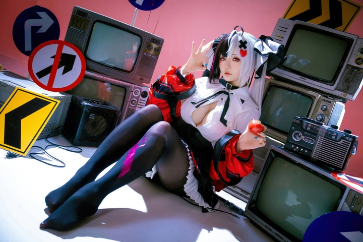 星之迟迟安魂曲cos赏析：演绎异环复古都市美学尽显角色魅力