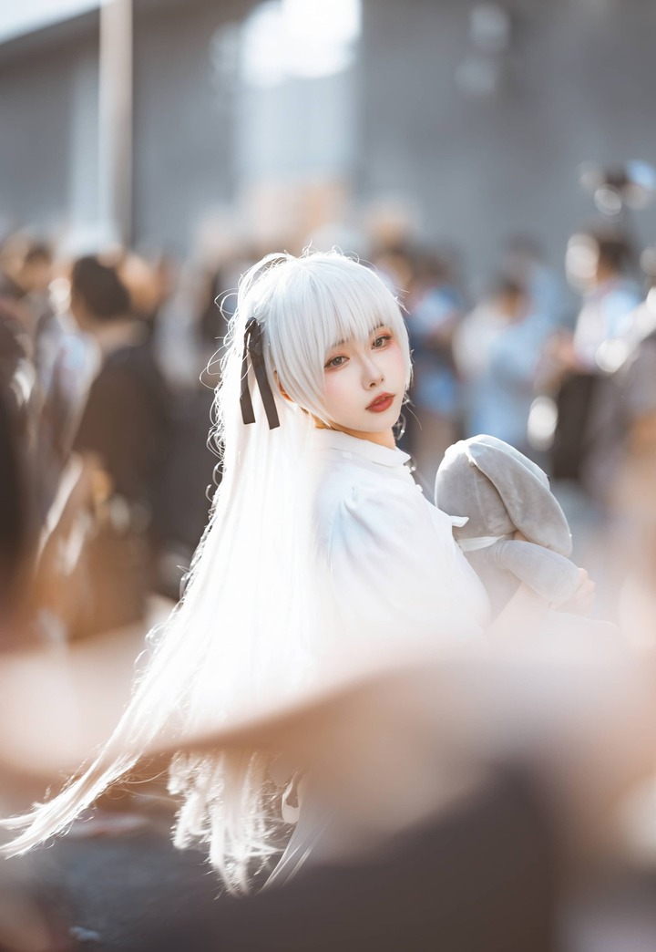 momoko葵葵春日野穹cos:纯白光影重现经典少女的清冷之美