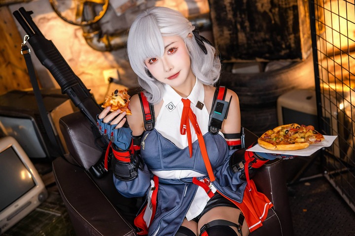 momoko葵葵塞布丽娜COS：诠释少女前线战斗服版枪娘的魅力
