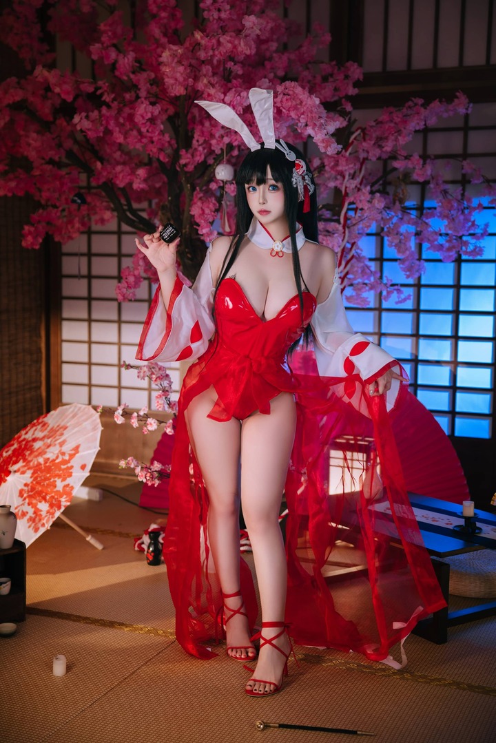 碧蓝航线大山COS赏析：日奈娇兔女郎造型展现角色优雅魅力