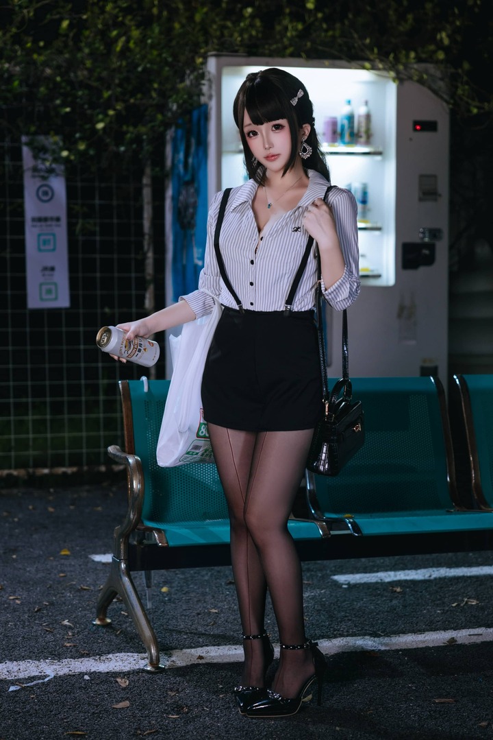 下班的OL日奈娇COS:日系办公室女郎演绎都市女性独特魅力