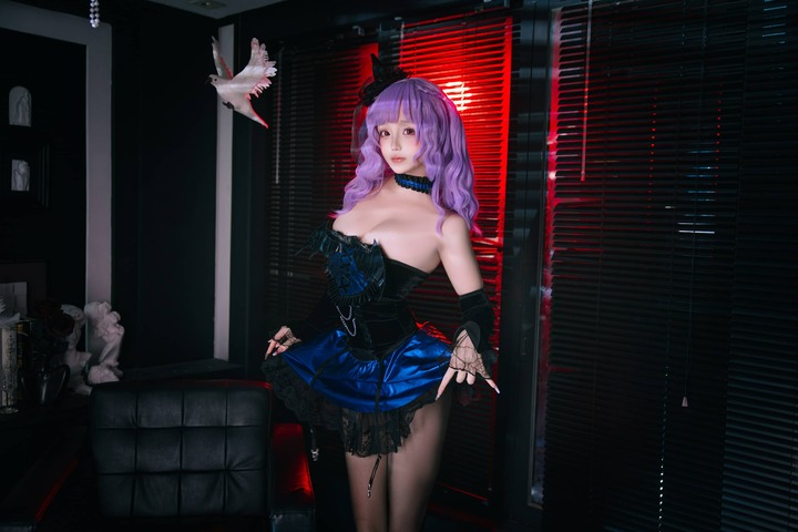 日奈娇见习魔女cos：黑夜中的紫色魔法演绎神秘少女幻想美学