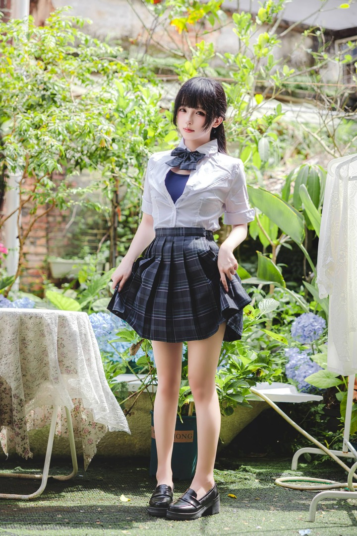 日奈娇死库水COS赏析:演绎JK风学院造型邂逅清新夏日花园