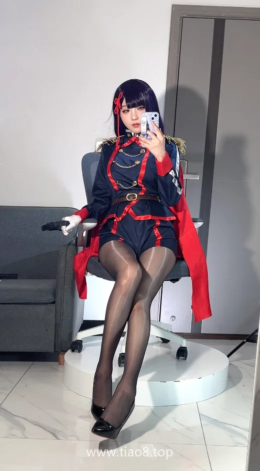 深灰暗红的战斗装,无影喵喵这套山城恋比冬夜月亮还冷