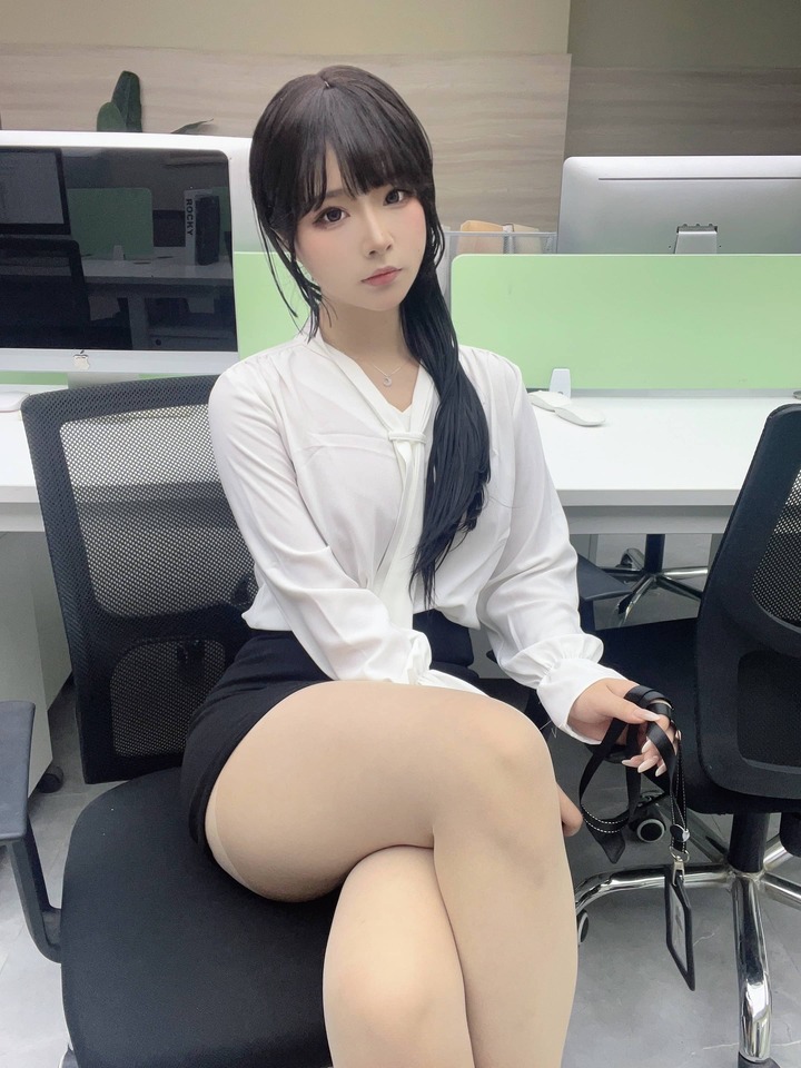 yuuhui玉汇体贴的秘书cos:解锁职场轻熟优雅与极致氛围感